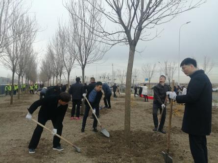 廉在允参加开发区机关和企业家共同春季植树造林活动
